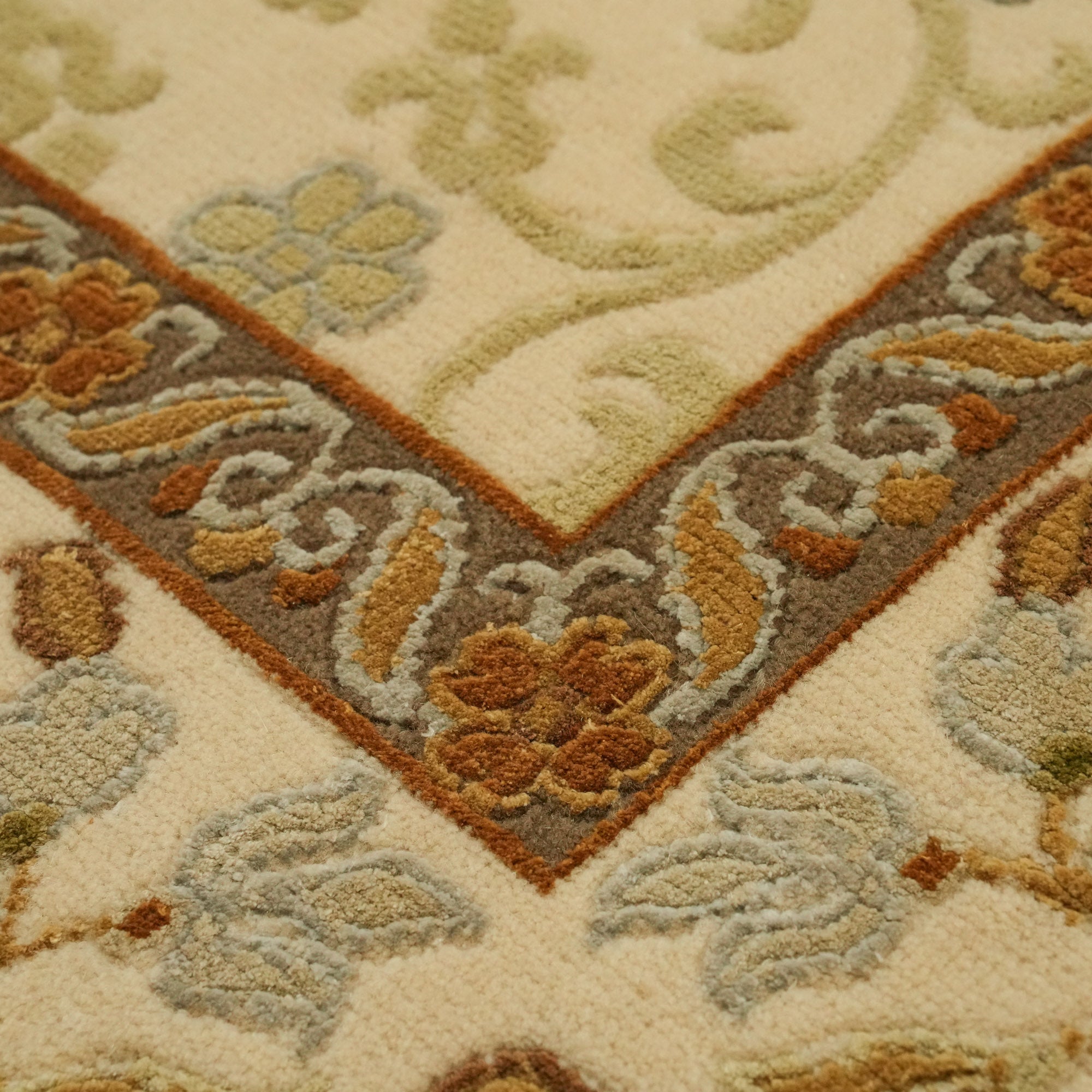 Hand-Woven Flower Patterned Cream Carpet