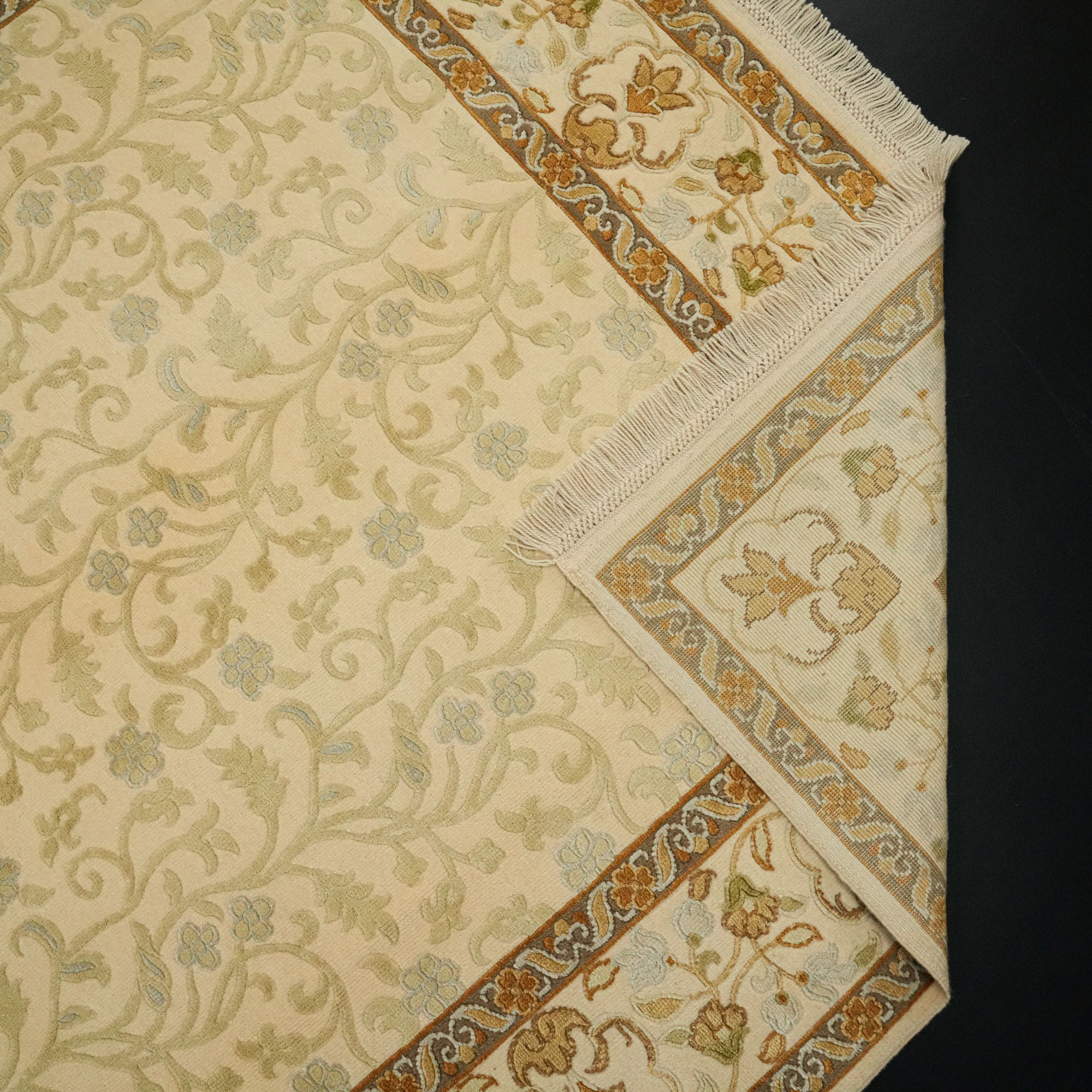 Hand-Woven Flower Patterned Cream Carpet