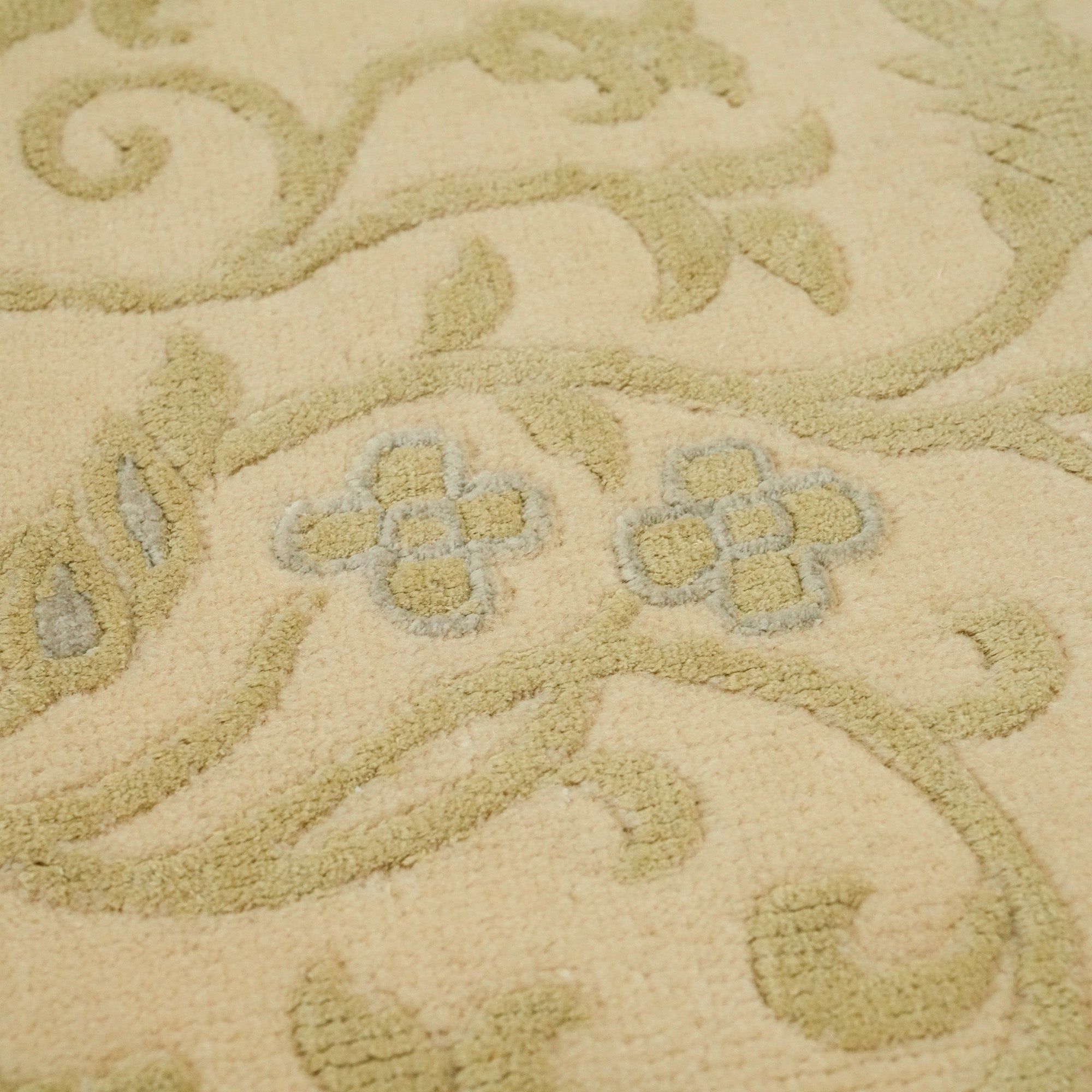 Hand-Woven Flower Patterned Cream Carpet