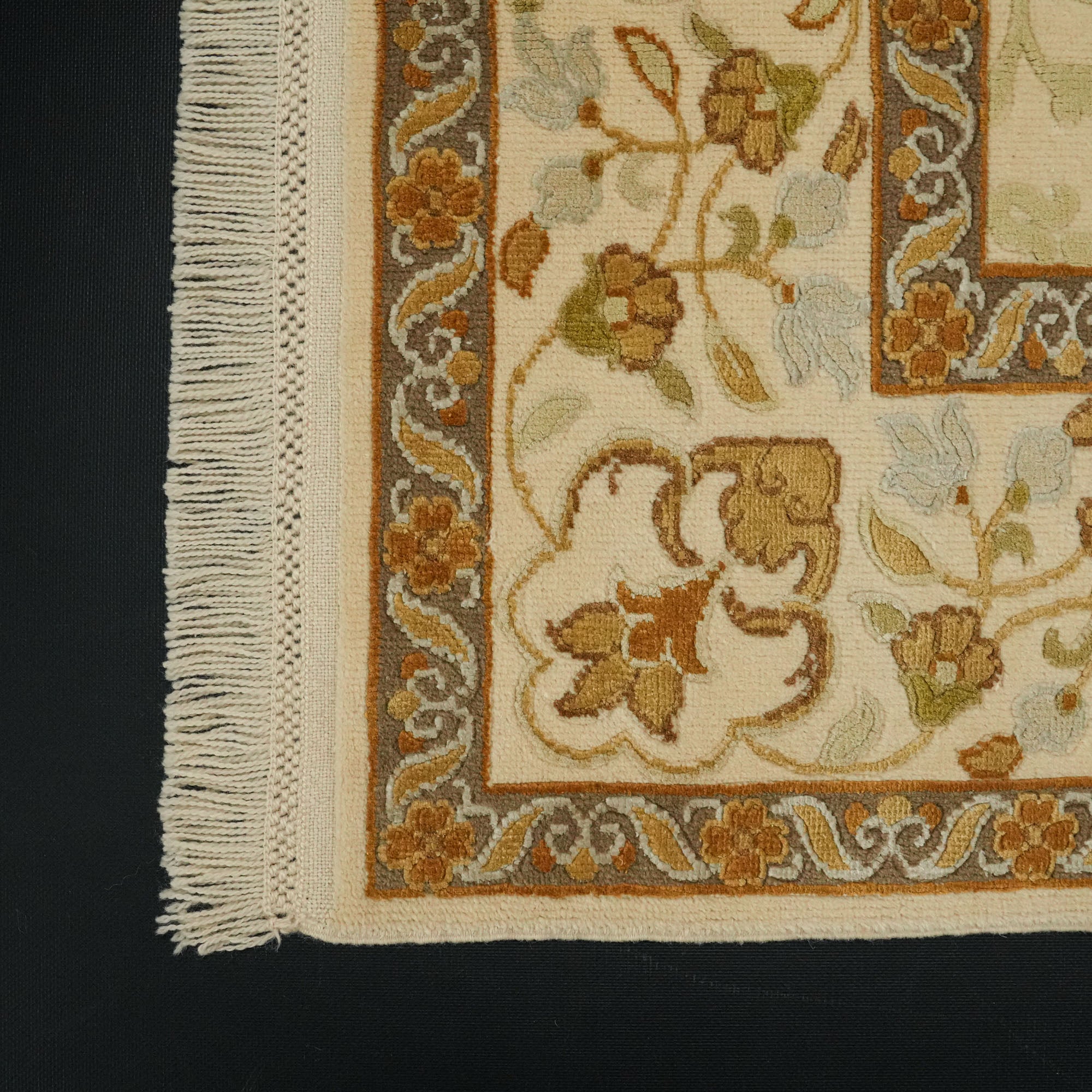 Hand-Woven Flower Patterned Cream Carpet