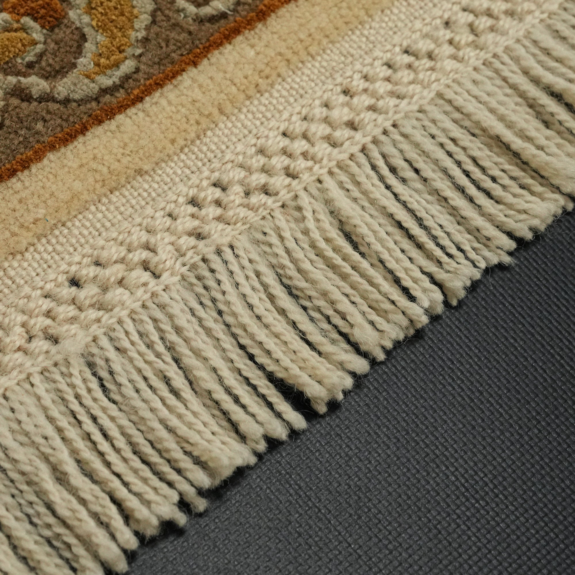 Hand-Woven Flower Patterned Cream Carpet