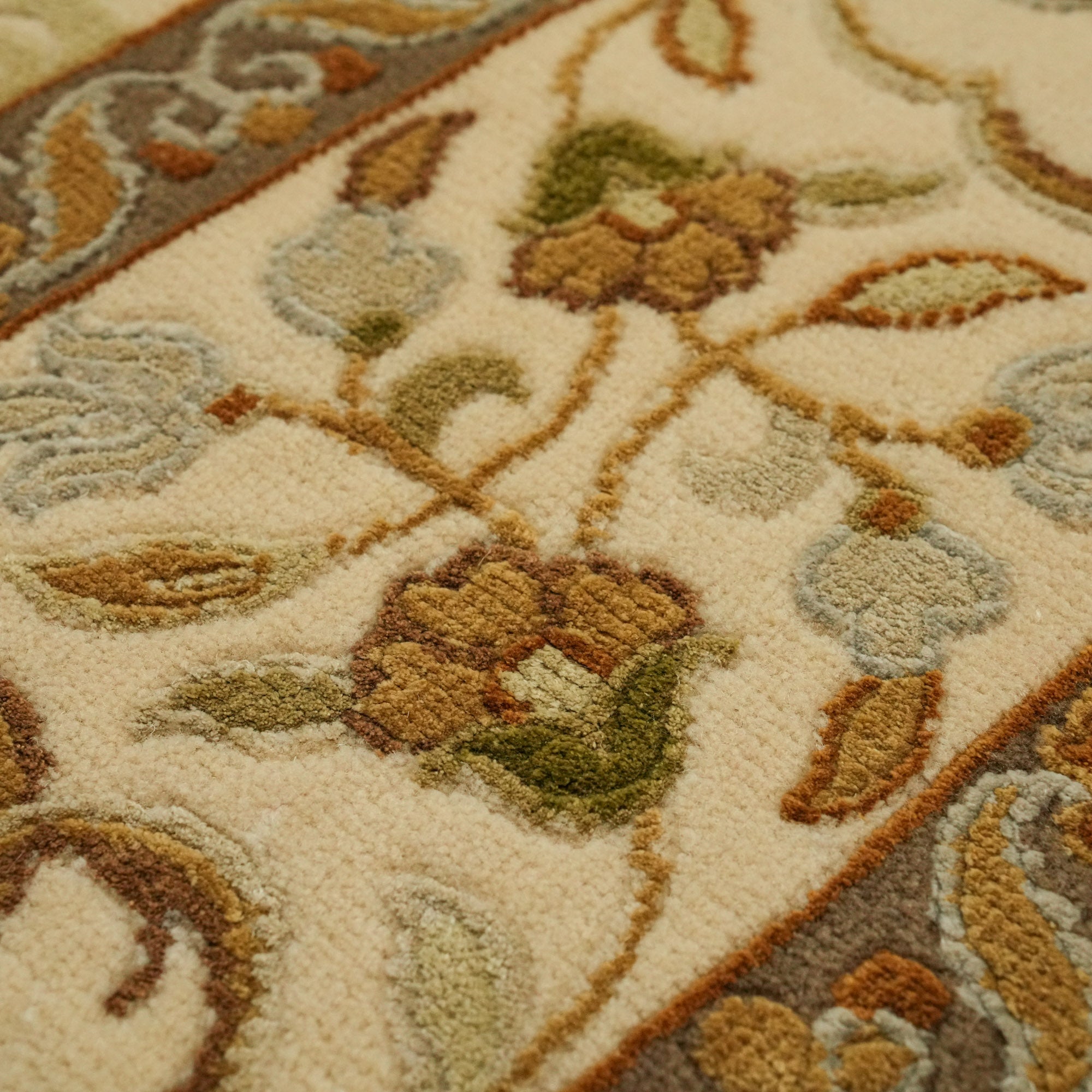 Hand-Woven Flower Patterned Cream Carpet